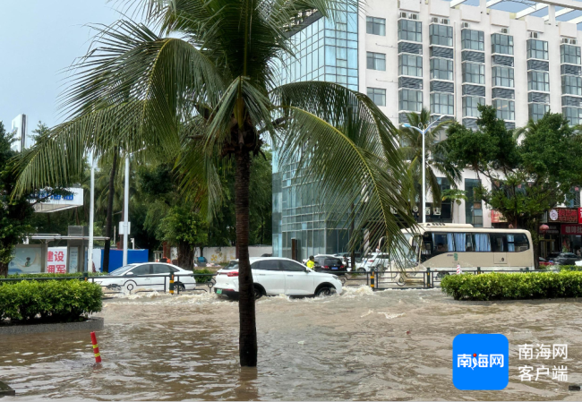 三亚教育局回应让家长暴雨天接娃 暴雨红色预警后紧急停课