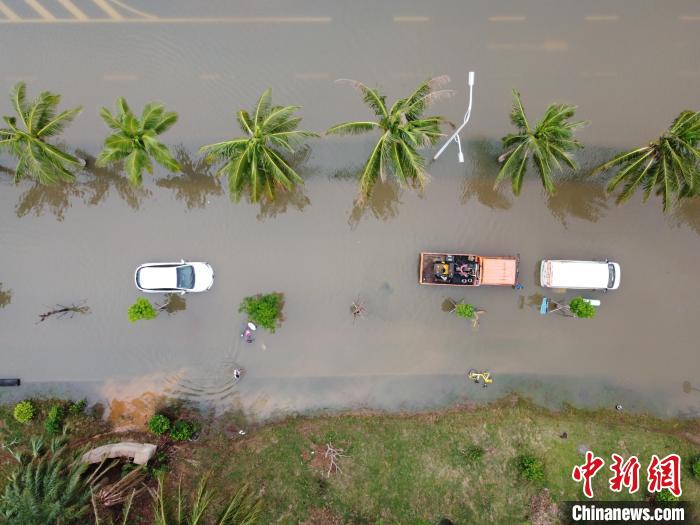 海口街道内涝：“我的车泡水里了”