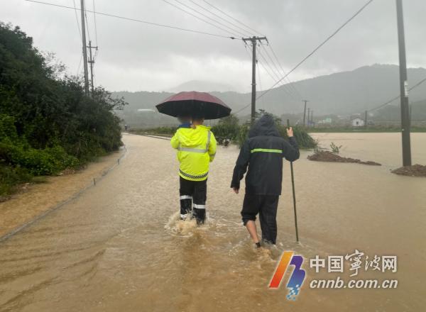 孩子发烧急需送医治疗 象山交警蹚水护送